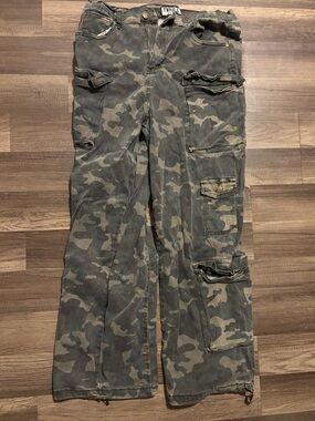 Thrill Men’s Camo Cargo Pants in Olive and Tan